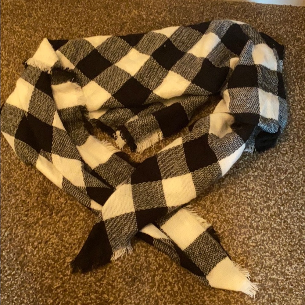 *NWOT* Black and white blanket scarf
